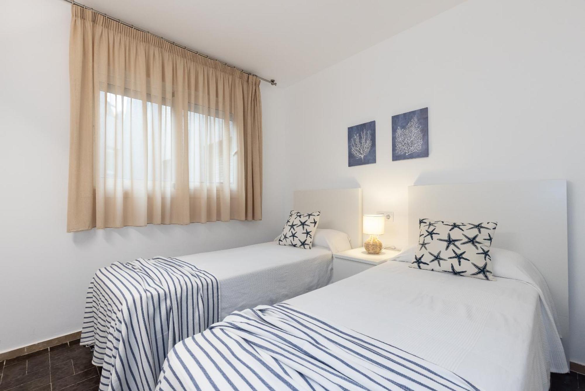Uhc Dms Family Apartments Cambrils Room photo