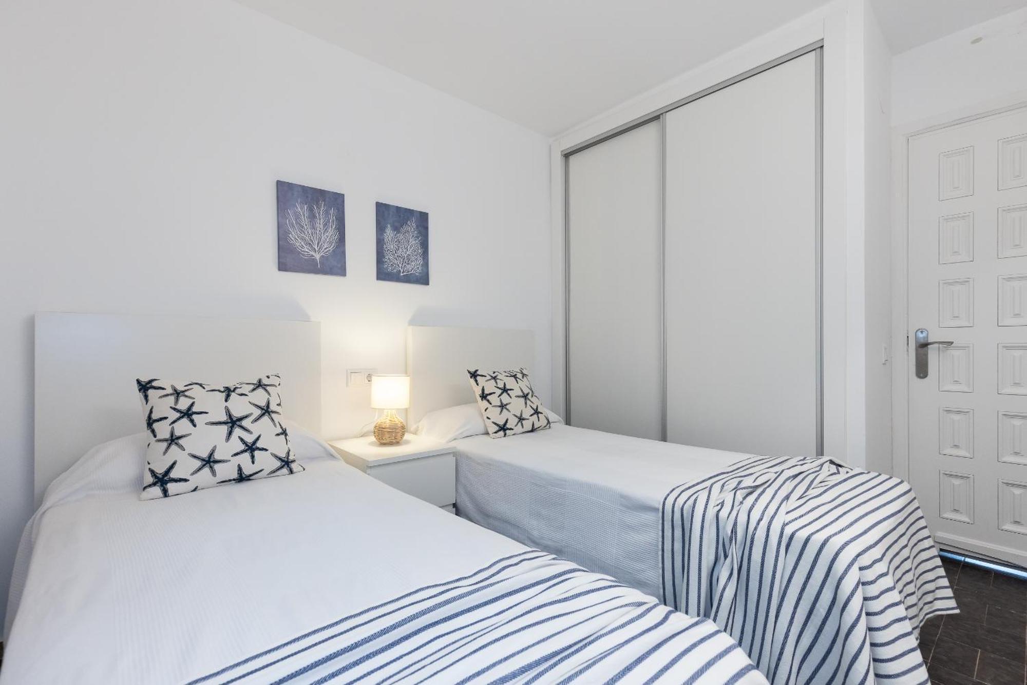 Uhc Dms Family Apartments Cambrils Room photo