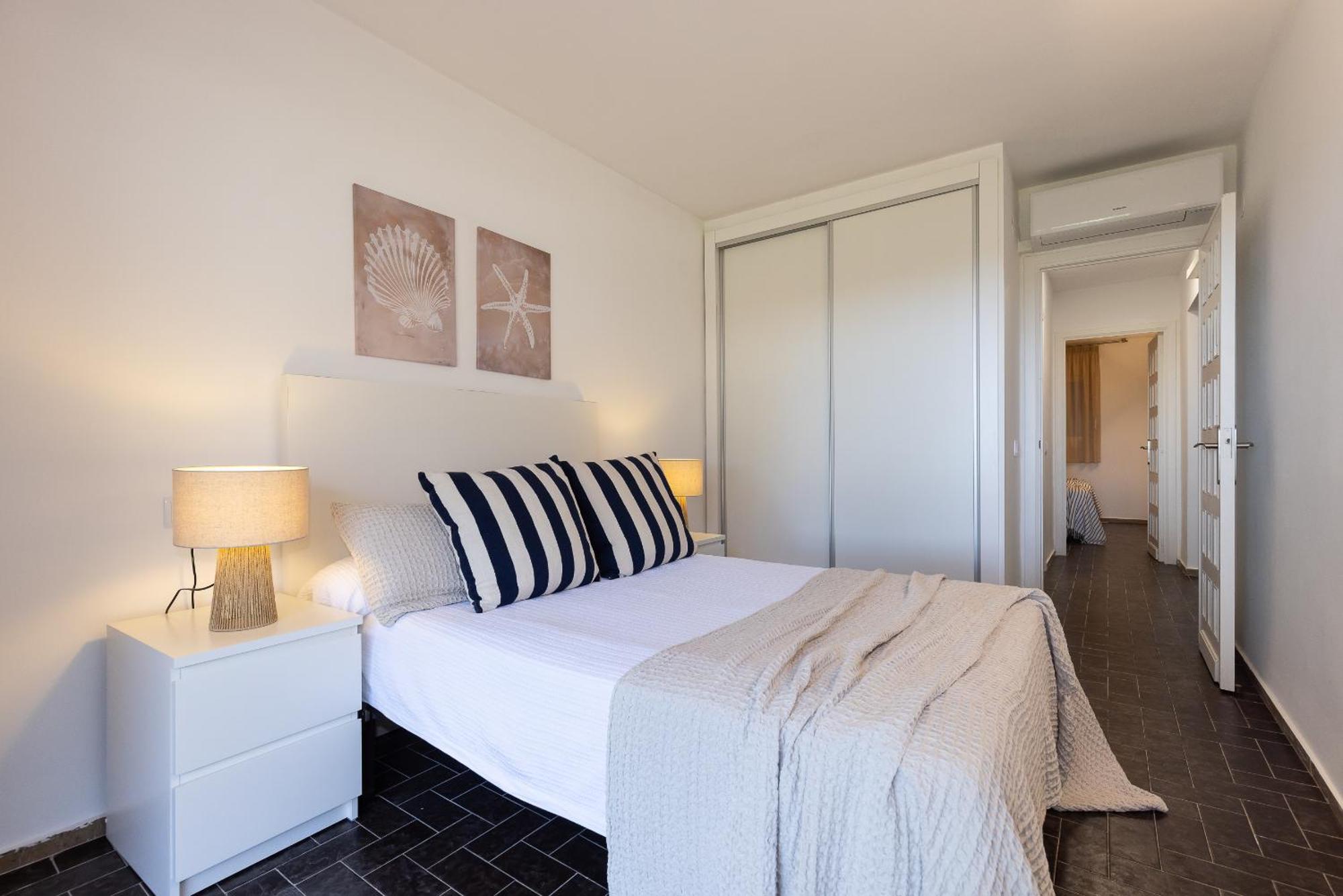 Uhc Dms Family Apartments Cambrils Room photo