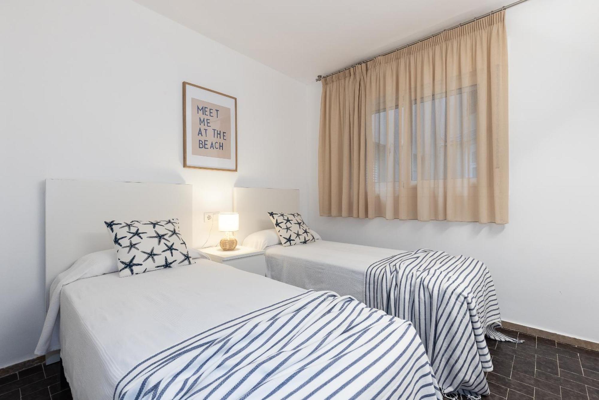 Uhc Dms Family Apartments Cambrils Room photo