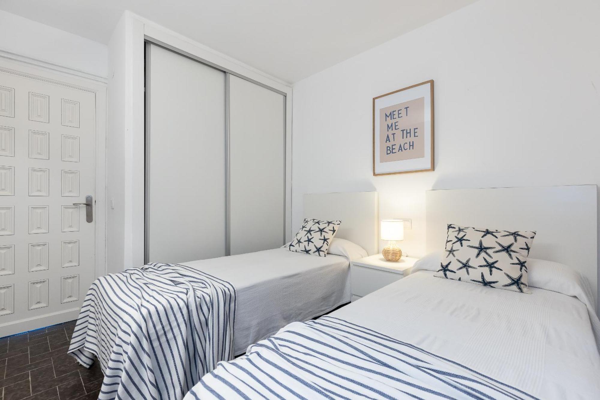 Uhc Dms Family Apartments Cambrils Room photo