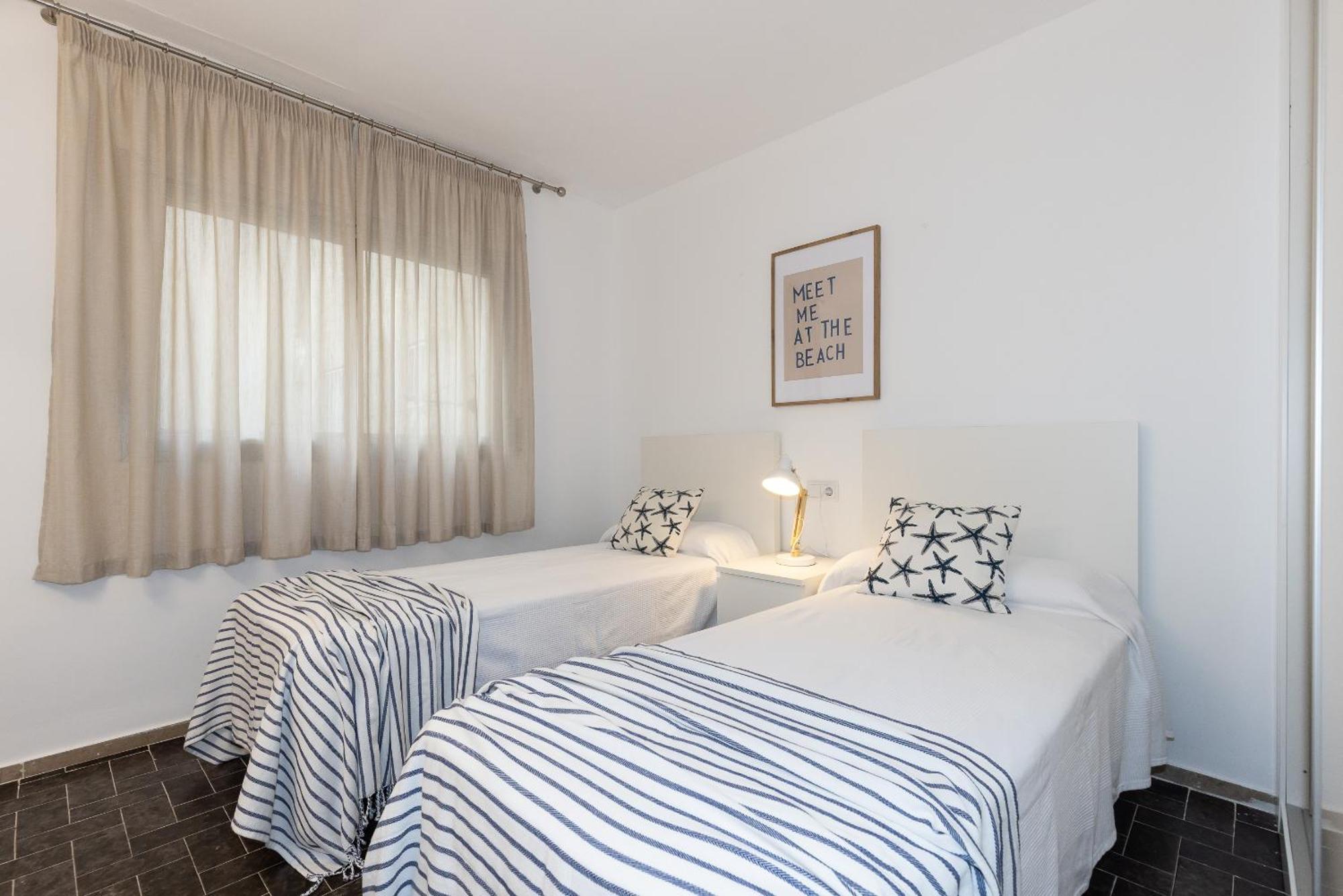 Uhc Dms Family Apartments Cambrils Room photo
